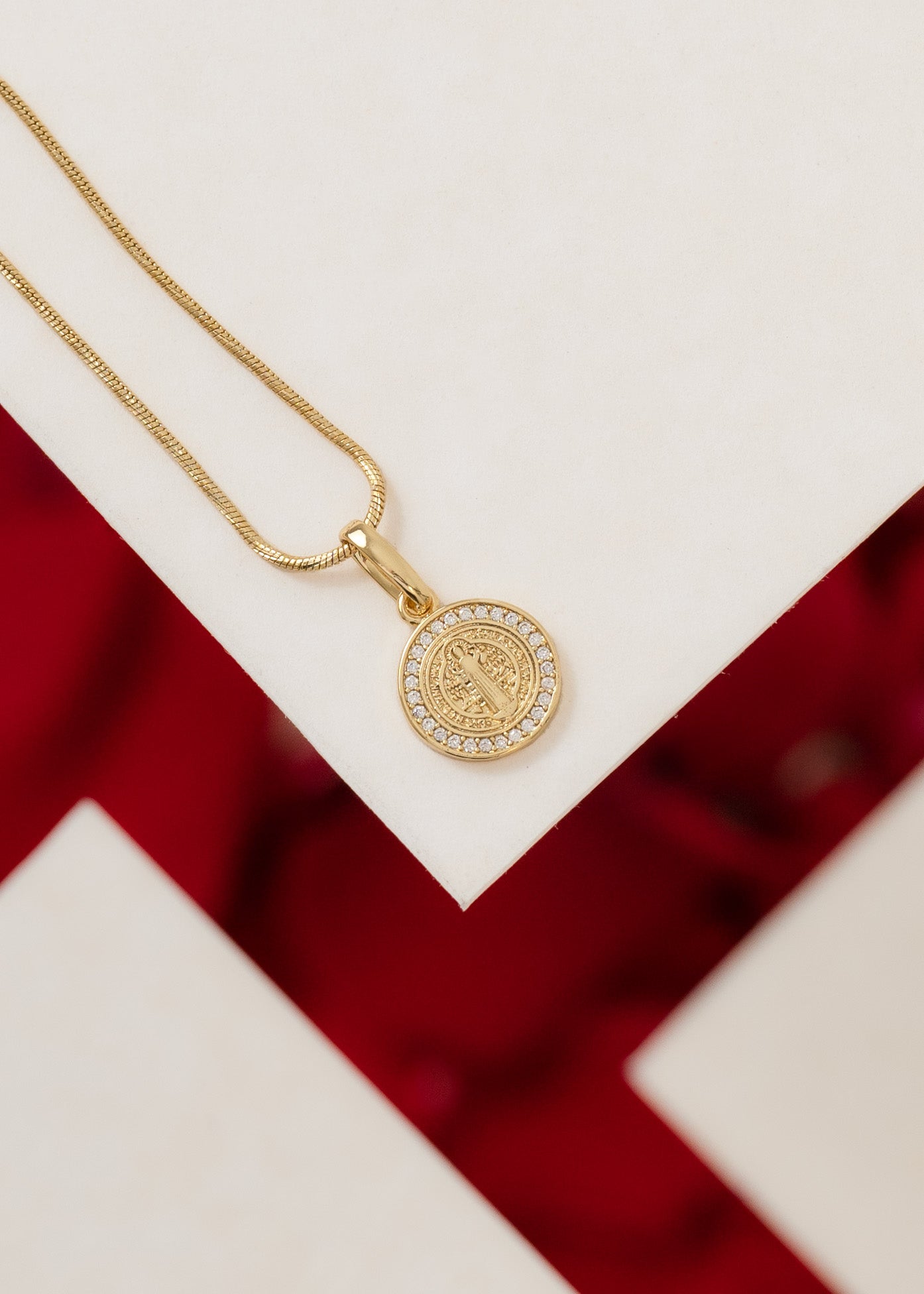 Dije San Benito Redondo Circones Cristal