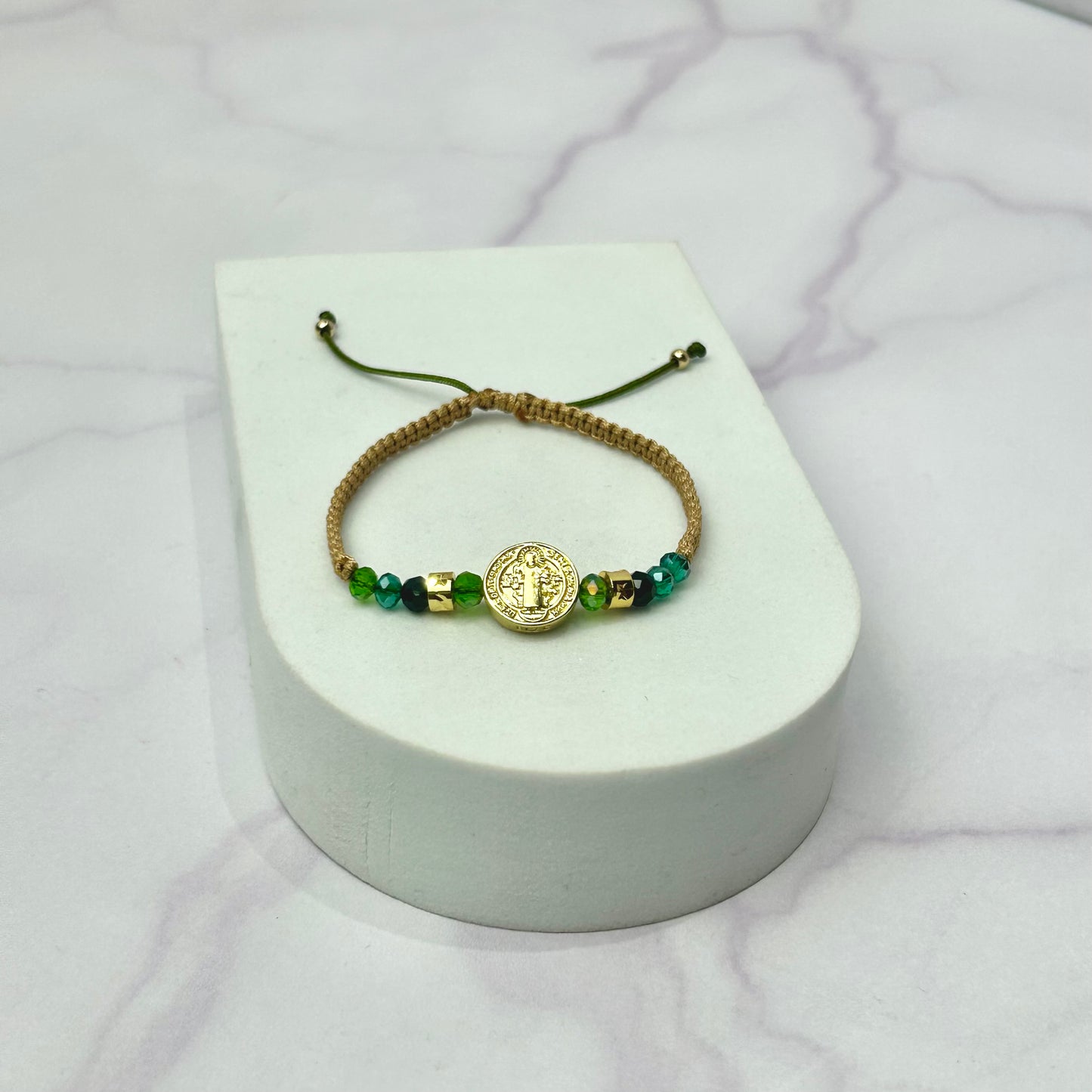 Pulsera Tejida Murano Verde con HRJ San Benito Abad Beige Oro Laminado 18 K