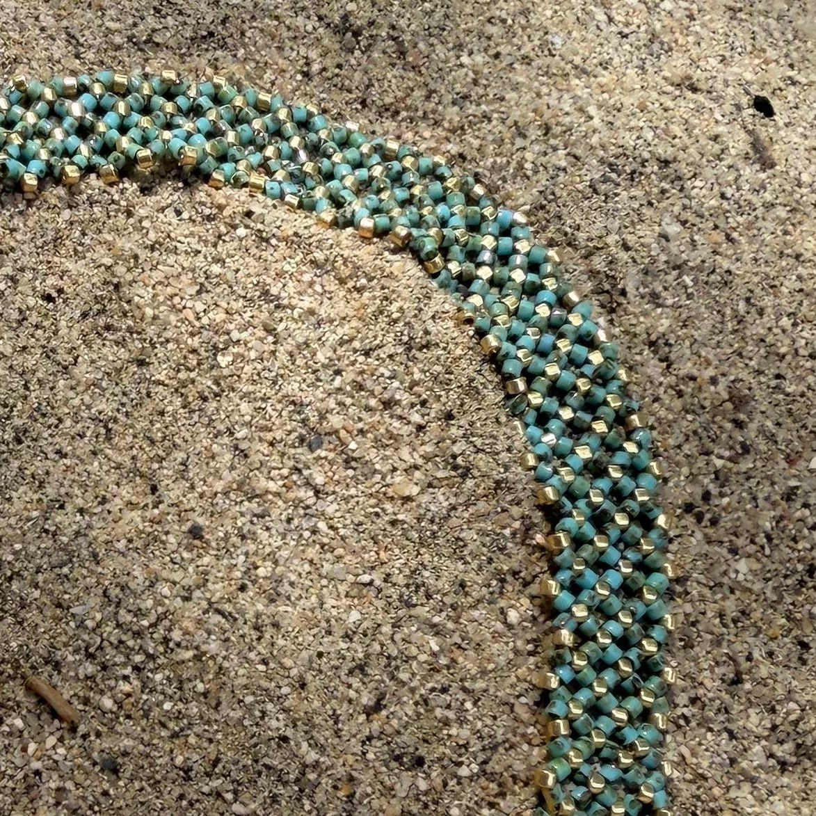 Pulsera Miyuki Malla Sabiduría Verde y Dorado Oro Laminado 18 K