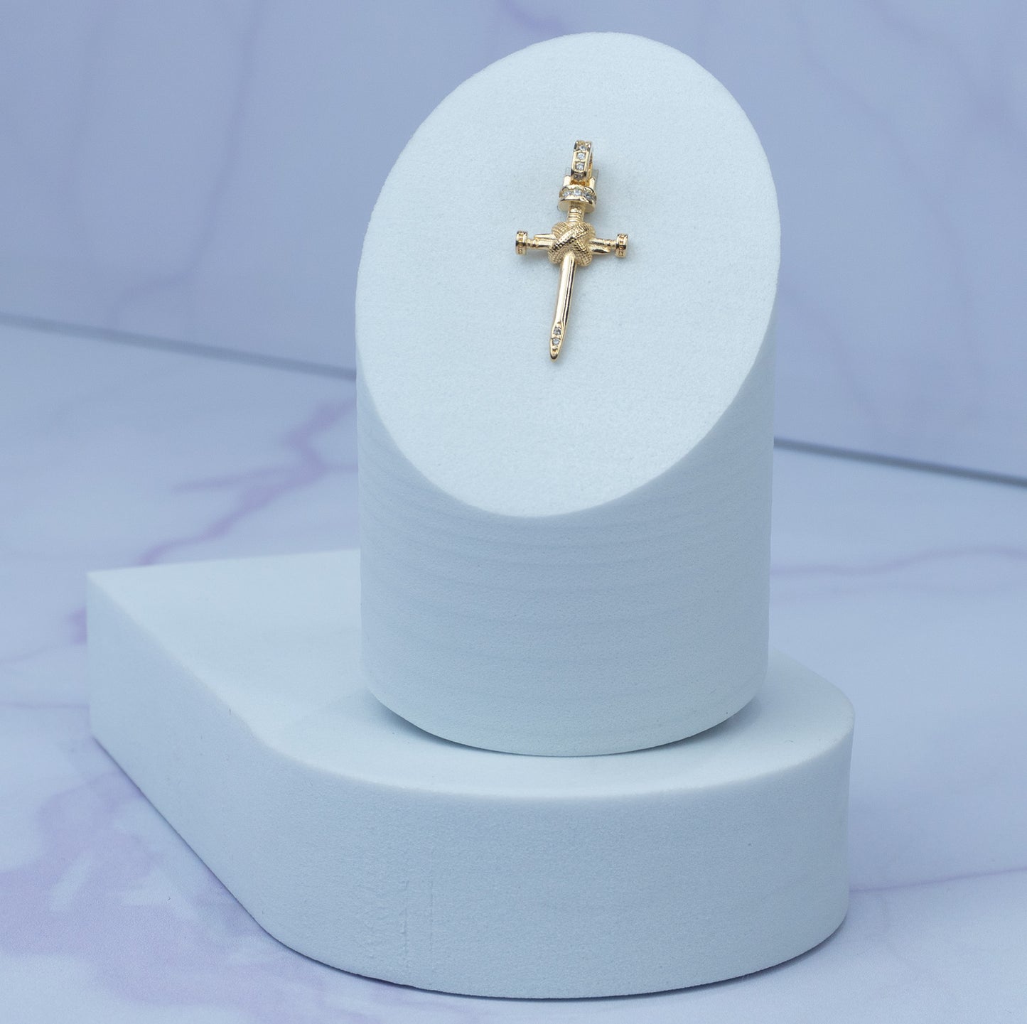 Dije Cruz Clavo con Detalle Circones 13 x 28 mm