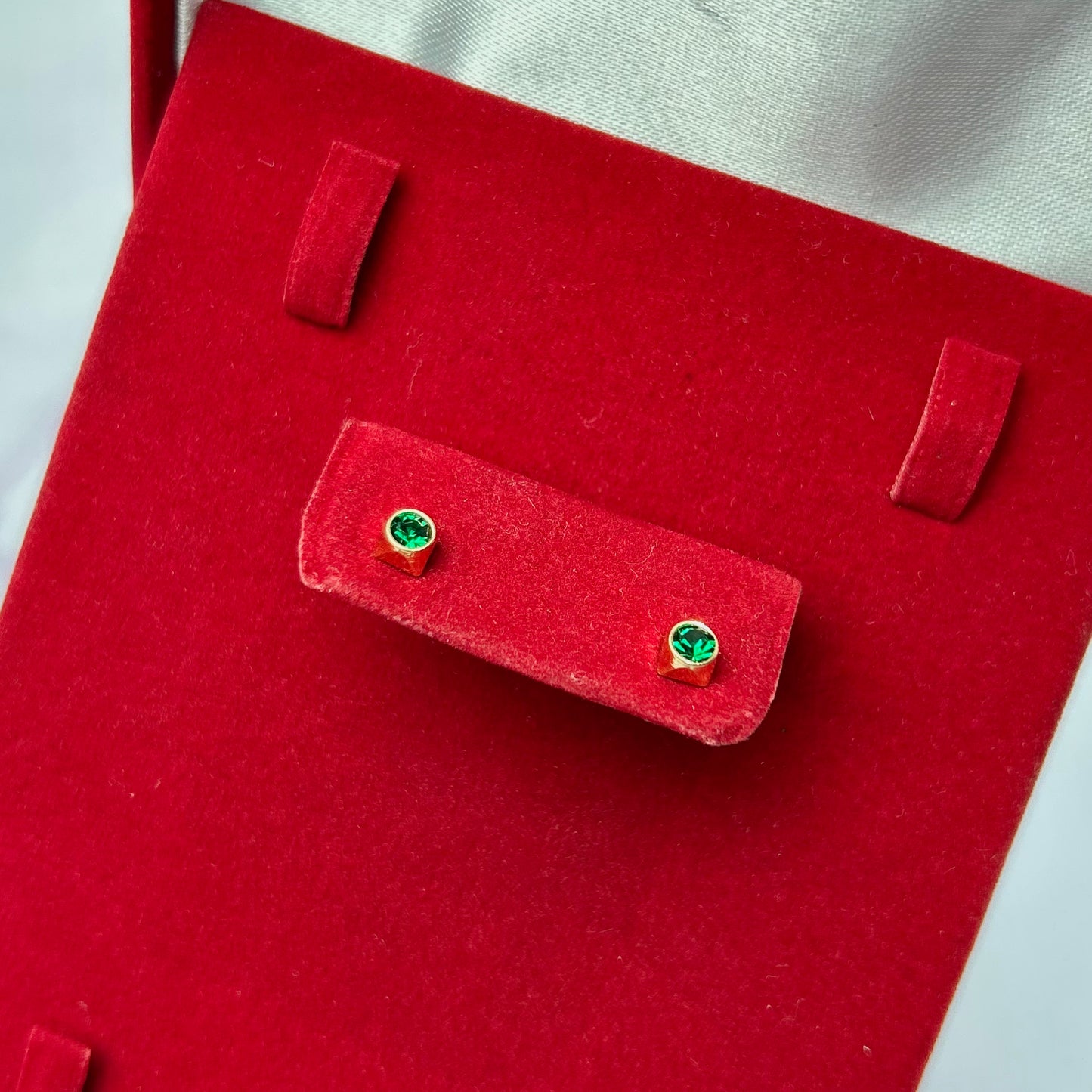 Arete Tipo Topo Circon Verde en Caja 4 mm