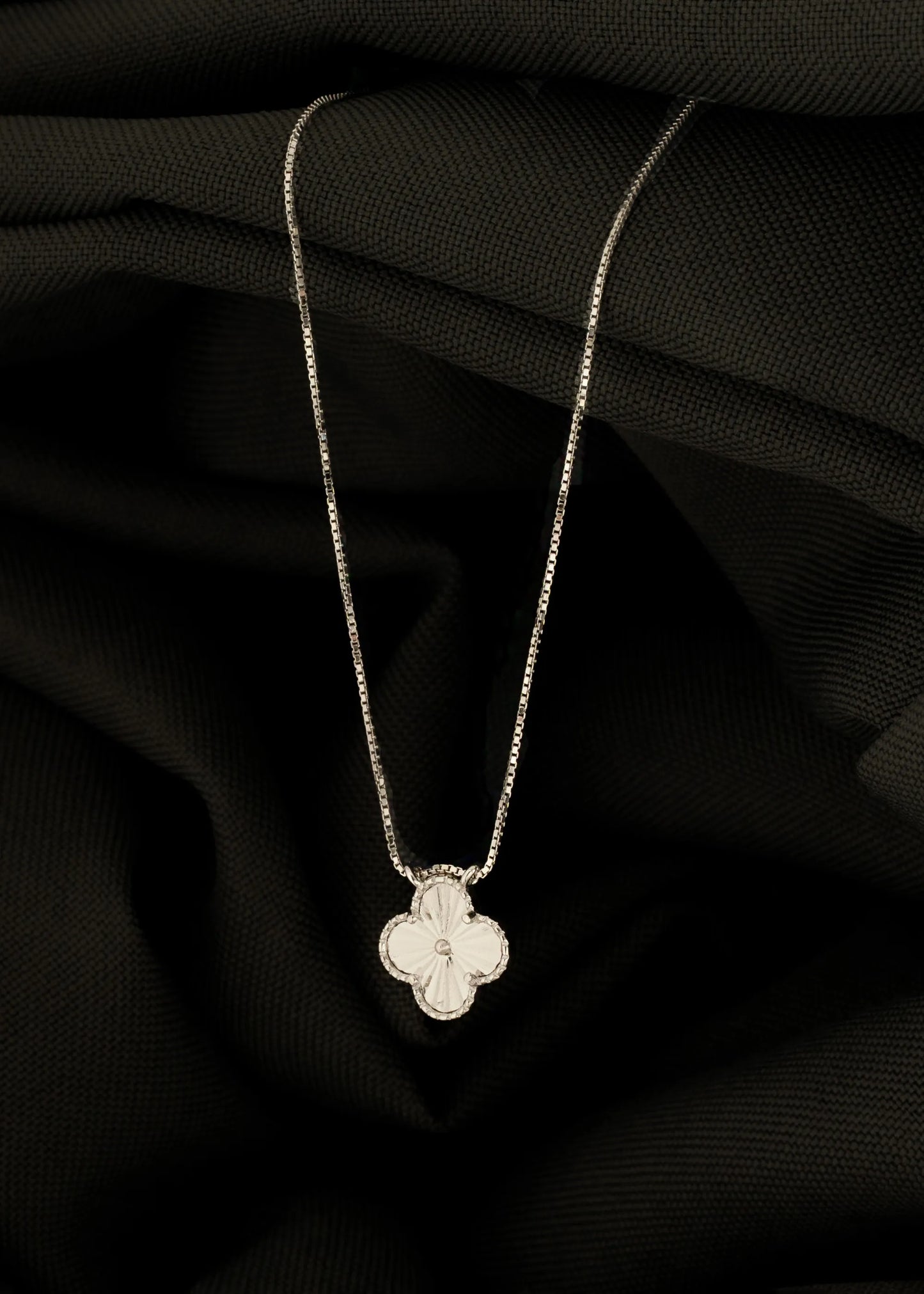 Gargantilla con HRJ Clover con un diámetro de 1.3 cm 45 cm + Extensor Plata 925