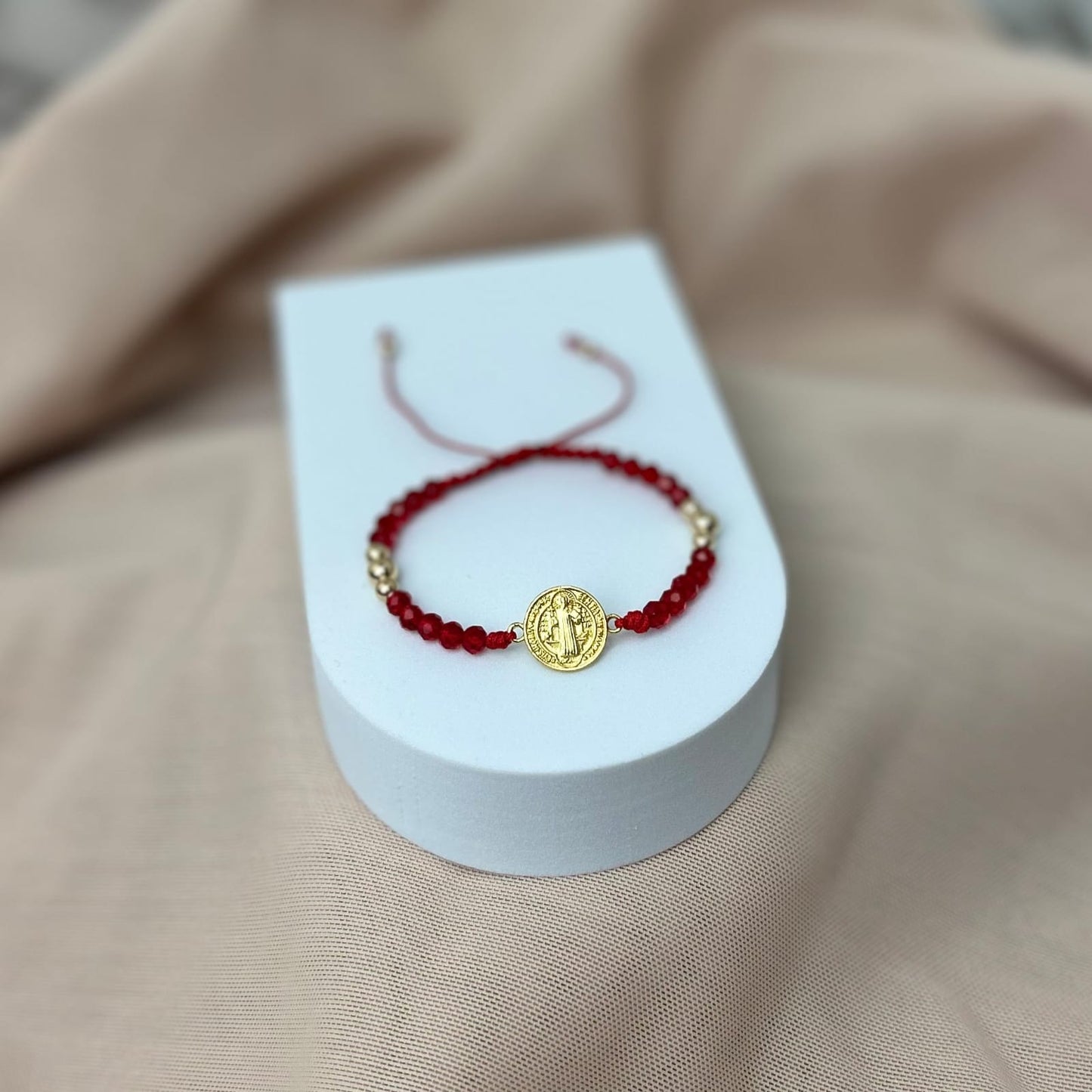 Pulsera Murano Rojo con HRJ San Benito y Balin Liso Mixto Oro Laminado 18 k