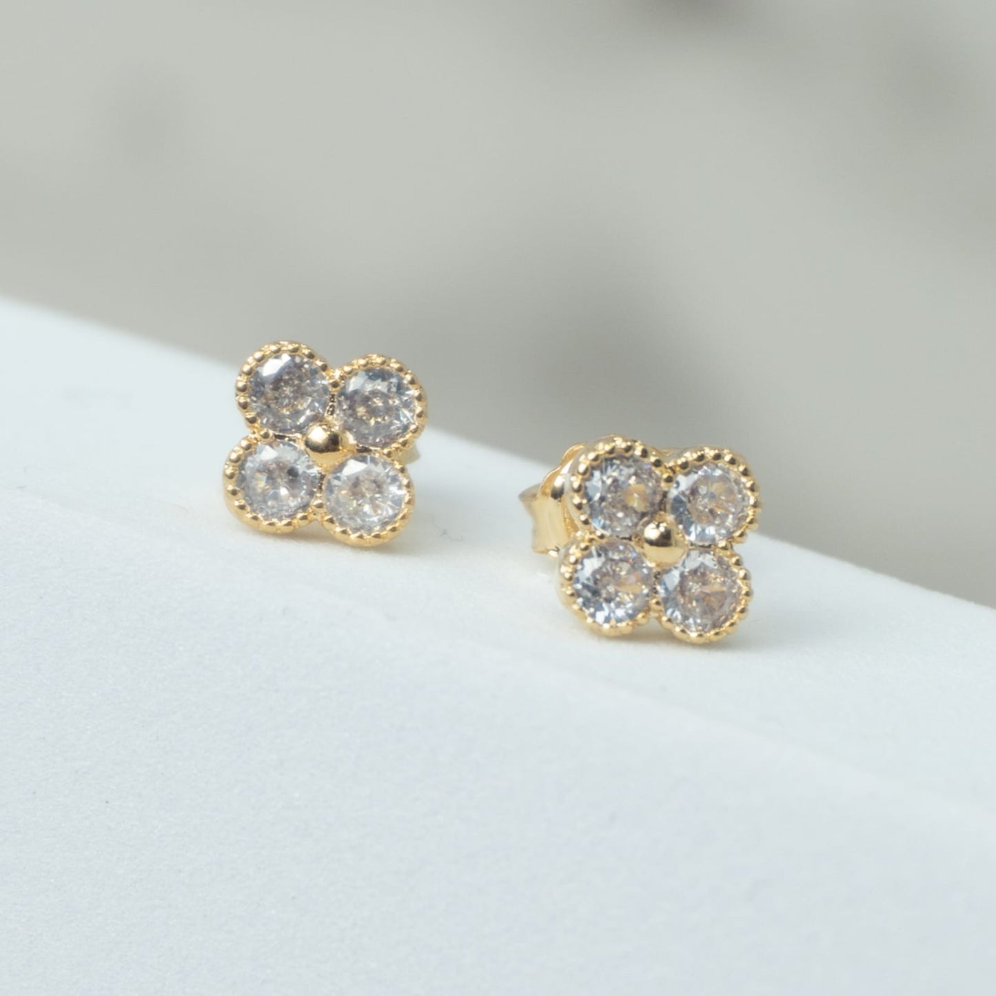 Arete Flor 4 Piedras Circón Cristal