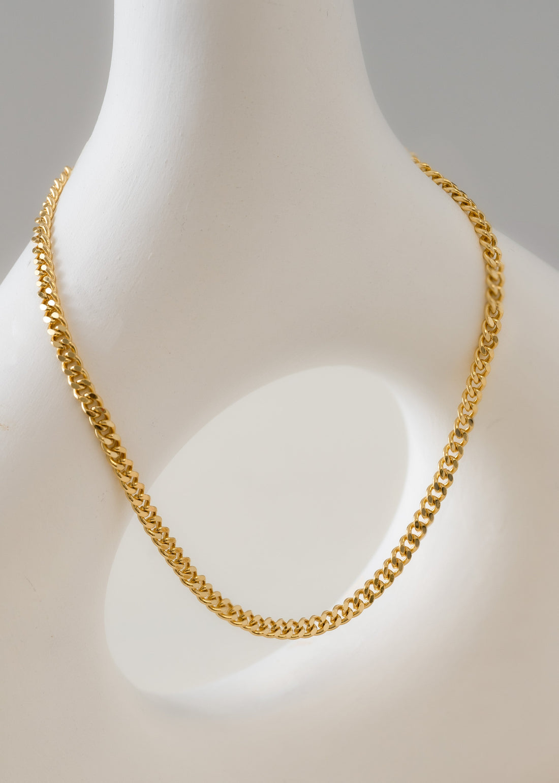 Joyas de oro laminado para regalar a hombres: ideas modernas y elegantes