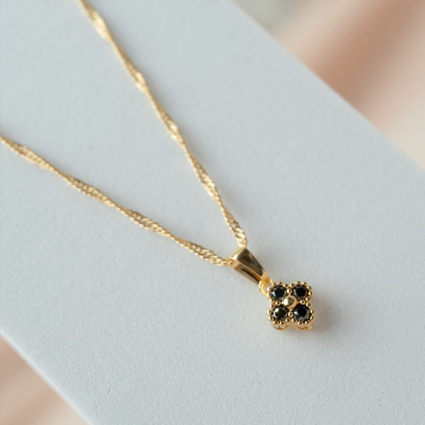 Dije Trebol 4 Piedras Circones Negro