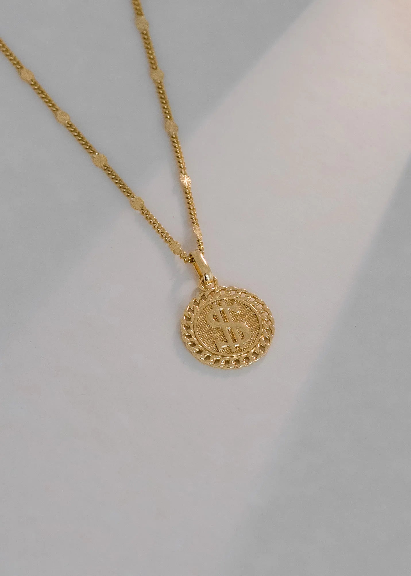 Dije Signo Pesos Tallado