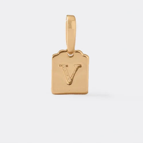 Dije Placa Cuadrada Remarcado Interno con la Letra V
