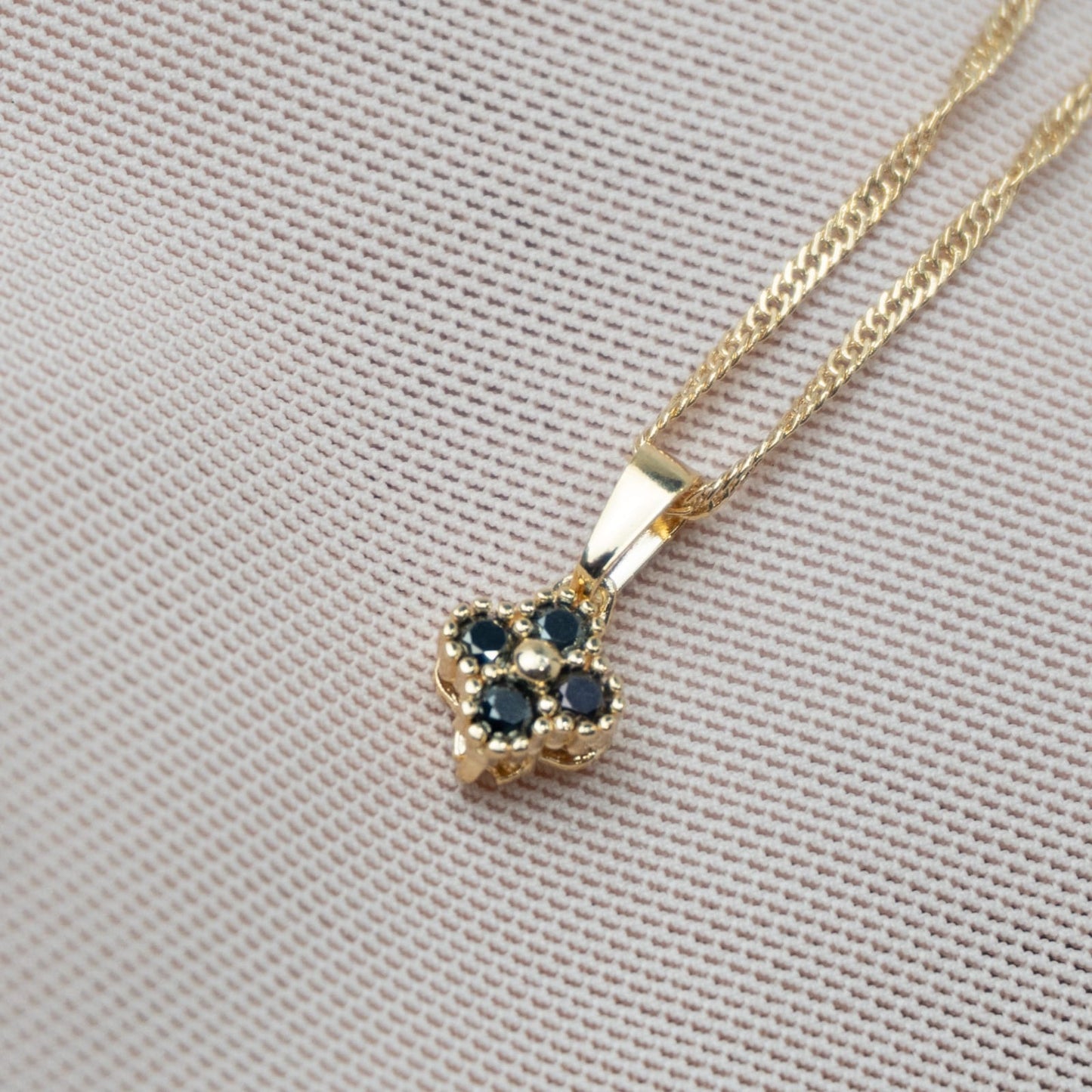 Dije Trebol 4 Piedras Circones Negro