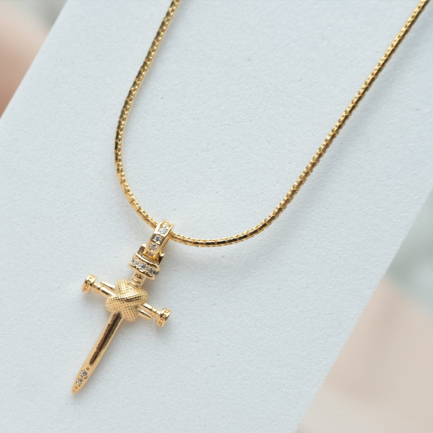 Dije Cruz Clavo con Detalle Circones 13 x 28 mm