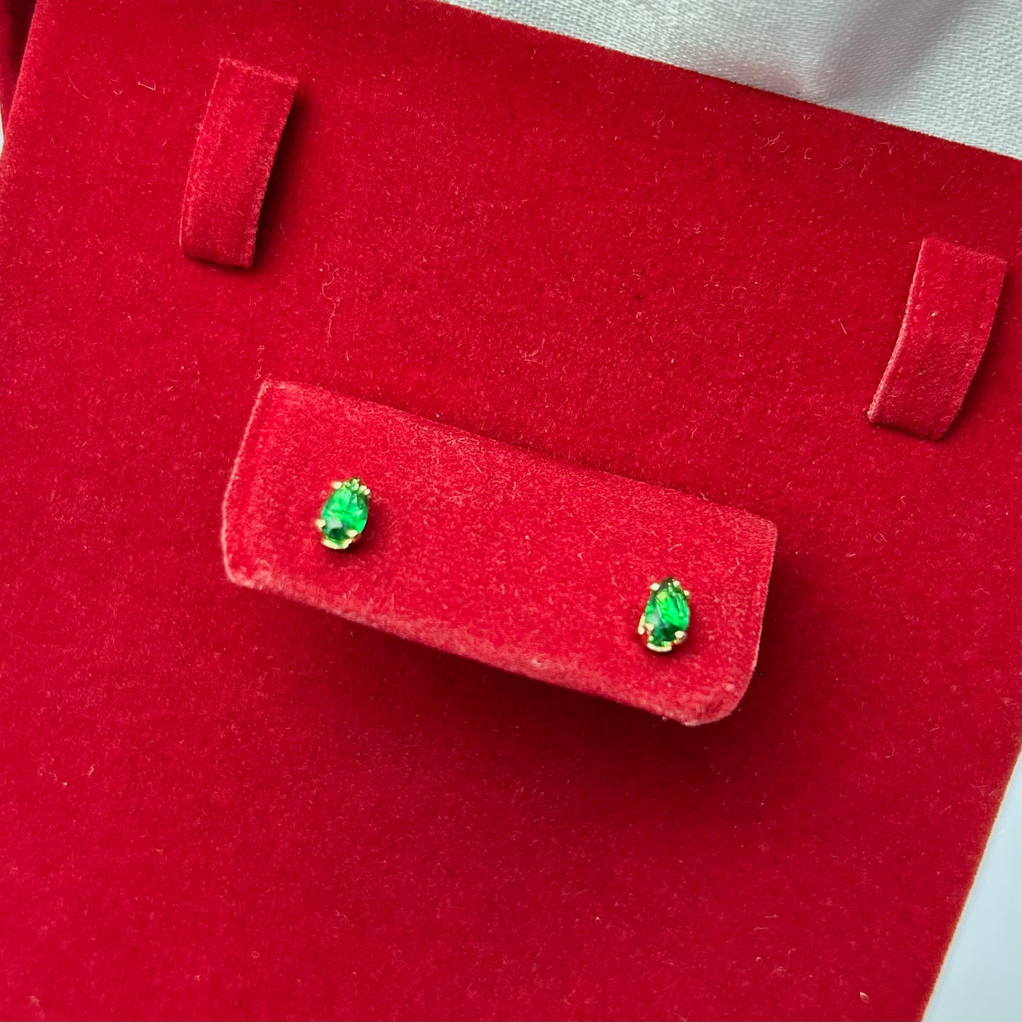 Arete Tipo Topo Gota 3 mm Circón Verde