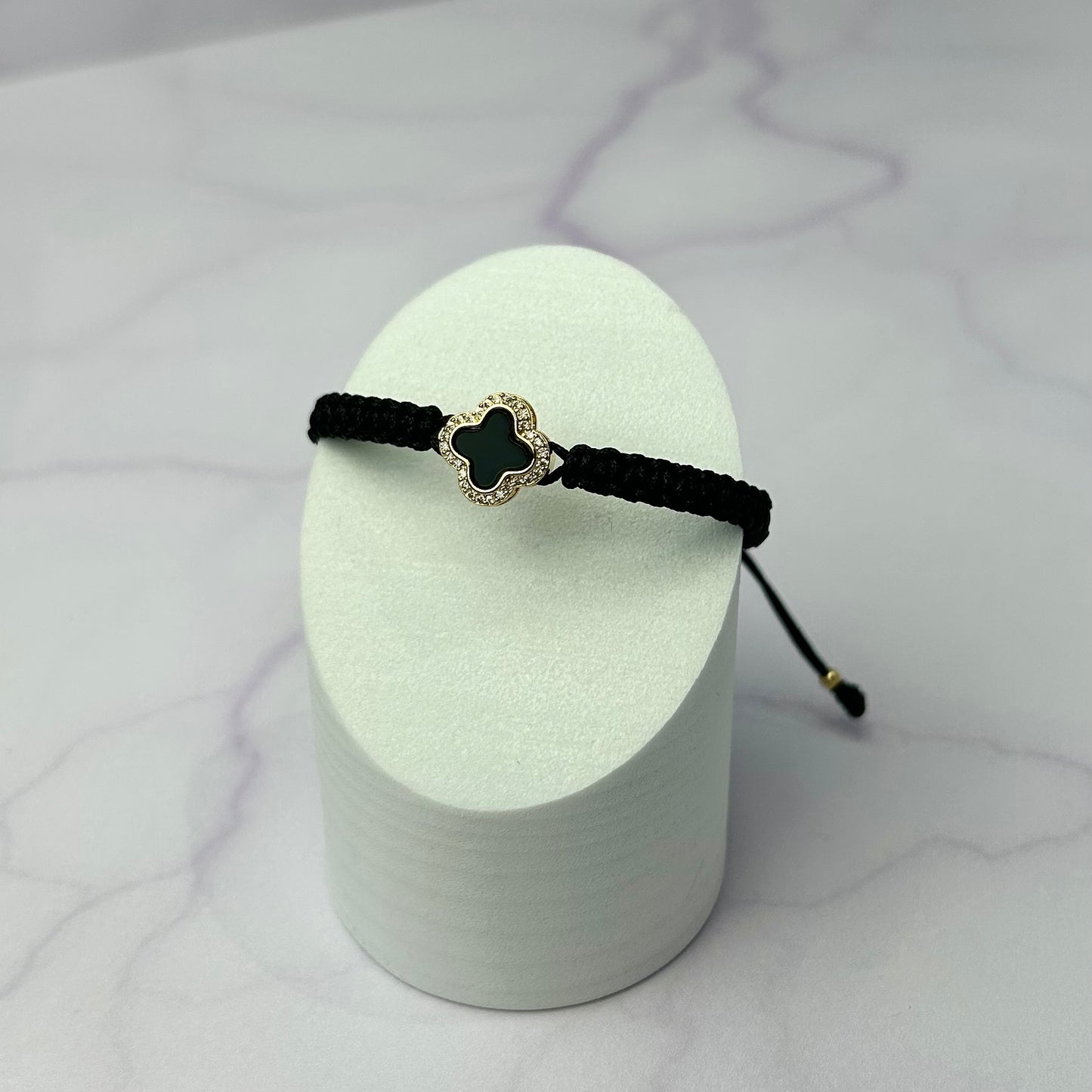 Pulsera Tejida Pasante Tipo Clover Negro con Borde Circones Cristal Oro Laminado 18K NG