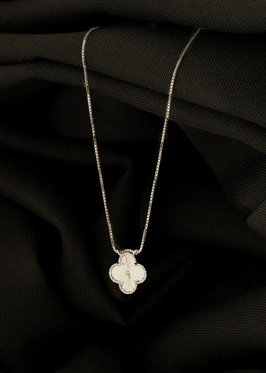 Gargantilla con HRJ Clover con un diámetro de 1.3 cm 45 cm + Extensor Plata 925