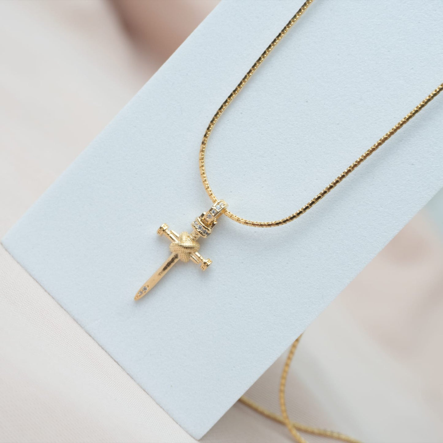 Dije Cruz Clavo con Detalle Circones 13 x 28 mm