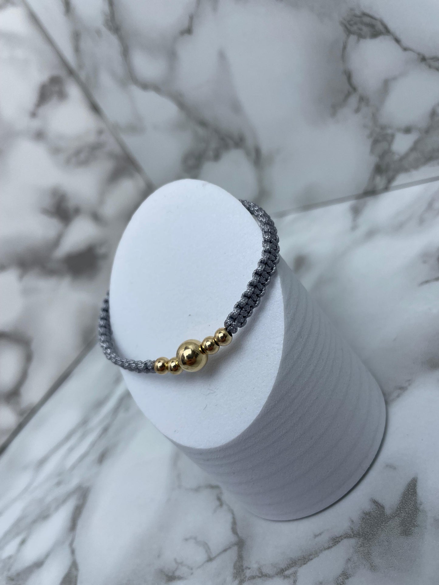 Pulsera Tejida con Trio de Balin Liso Dorado Oro Laminado 18 k GR